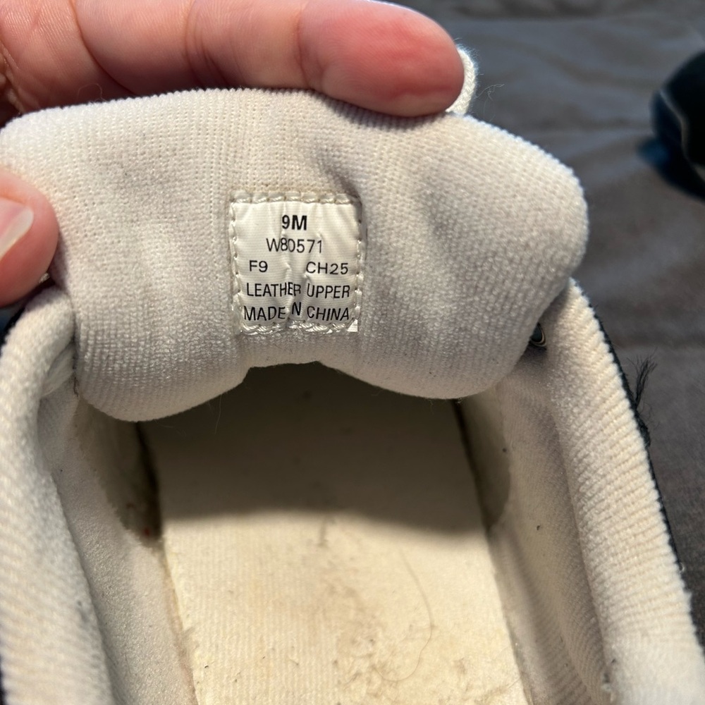 Women’s Tommy Hilfiger Sneakers- size 9 - Picture 3 of 3